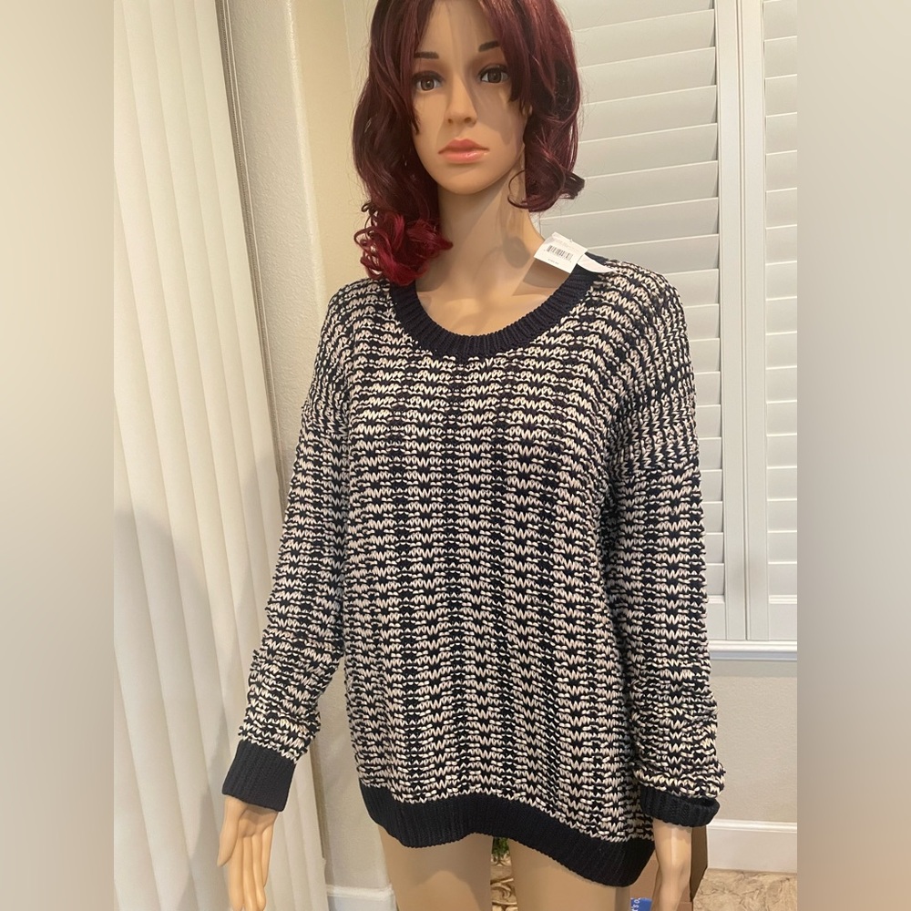 Vince Women's Navy and White Crew-Neck Sweater